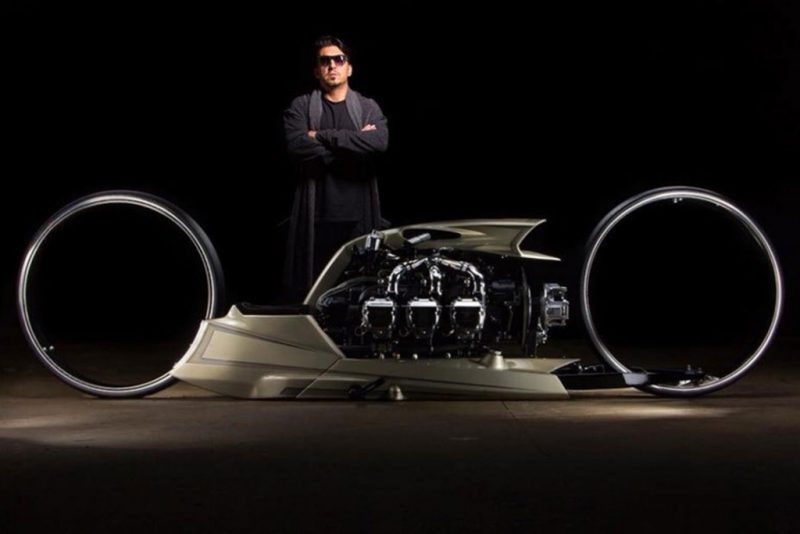 Una motocicleta con motor de avión