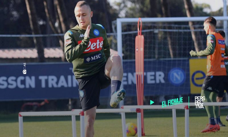 Lobotka firma con el Nápoles