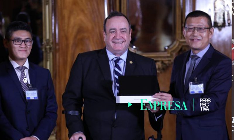 Huawei dona tabletas para fortalecer reforma educativa en Guatemala