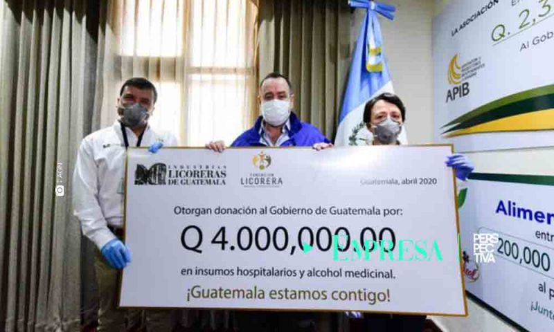 Industrias Licoreras entrega donativo a presidente Giammattei