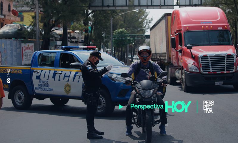 Policía verifica permiso de vehículos para movilizarse