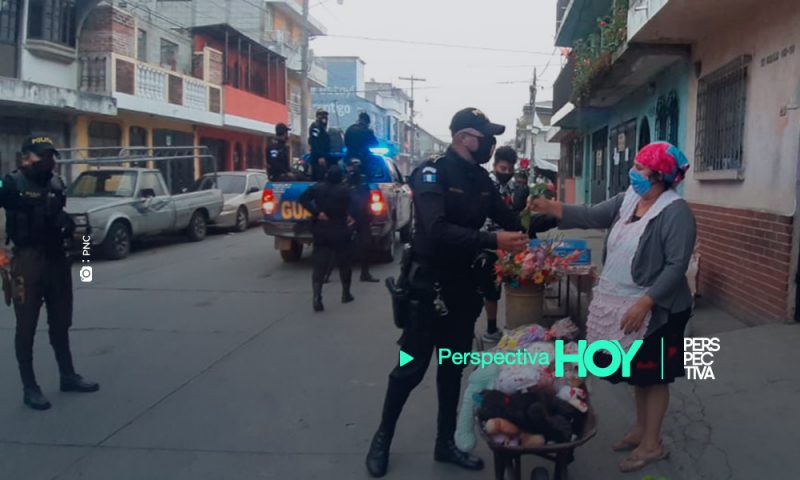 Policías regalan rosas a mamás