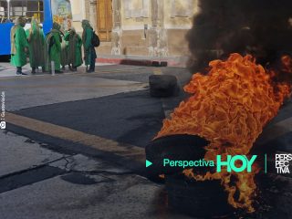 encapuchados queman llantas freente a Congreso