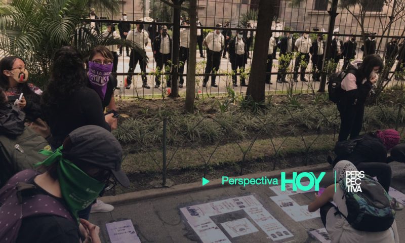 Manifestación del 5D inicia con performance de mujeres