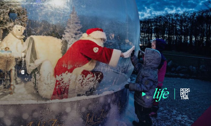 Santa Claus  recibe niños dentro de una bola de nieve