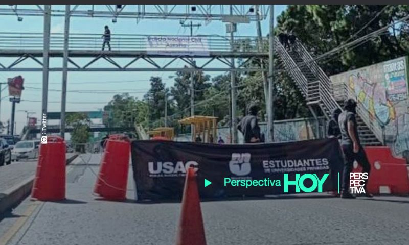 Manifestantes bloquean paso en Avenida Petapa frente a USAC
