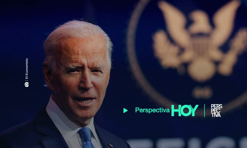 Una encuesta fija la aprobación popular a Biden por debajo del 50 por ciento por vez primera en su mandato EEUU.- Una encuesta fija la aprobación popular a Biden por debajo del 50 por ciento por vez primera en su mandato WASHINGTON, 8 Oct. 2021 (DPA/EP) - Una encuesta de Quinnipiac ha situado la aprobación popular de la gestión del presidente de Estados Unidos, Joe Biden, por debajo del 50 por ciento por vez primera desde el inicio de su mandato en enero de este año. De acuerdo con los resultados del sondeo, un 53 por ciento de estadounidenses rechazan la labor de Biden al frente de la Casa Blanca en términos generales, pero también son mayoría quienes desaprueban la gestión de la situación migratoria en la frontera con México (67 por ciento en contra por 23 por ciento a favor). Asimismo, en torno a la mitad de los estadounidenses consultados se muestran en contra de sus decisiones en política económica, militar y exterior. La mitad de los estadounidenses también están en contra de su gestión del coronavirus, un ámbito en el que la popularidad del presidente se ha desplomado desde el mes de mayo, cuando seis de cada diez estadounidenses valoraban positivamente la intervención del Gobierno. Biden suspende incluso en el terreno de la descripción personal. Un 56 por ciento de los consultados por Quinnipiac le achacan falta de liderazgo y un 51 por ciento consideran que exhibe cierta falta de honestidad. Biden solo cuenta con el apoyo de la mayoría de estadounidenses en un apartado: su empatía hacia el estadounidense medio (49 por ciento a favor por 48 por ciento en contra). Sobre estos resultados, el analista de Quinnipiac Tim Malloy interpreta que la percepción popular de Biden a estas alturas de su mandato recuerda a la de su predecesor, Donald Trump. "Está machacado en lo que se refiere a la confianza, objeto de dudas en cuanto a su liderazgo, y en el alambre cuando de trata de su competencia general. Le están dando por todos lados y su índice de aprobación está bajando a niveles nunca vistos desde el duro escrutinio al que fue sometida la Administración Trump", ha declarado. El estudio de Quinnipiac ha sido efectuado a 1.326 adultos desde el 1 al 4 de octubre con un margen de error del +/- 2,7 por ciento.