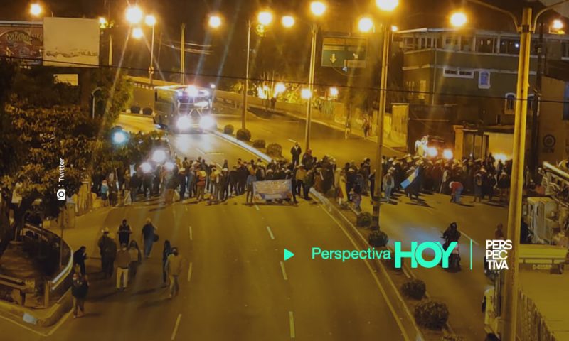 Militares retirados bloquean paso en calzada Roosevelt