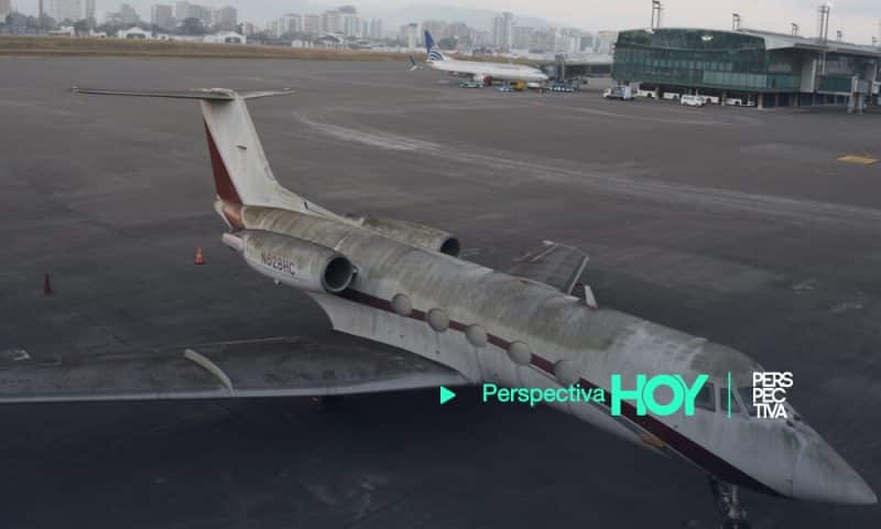 Aeropuerto La Aurora suspende operaciones por caída de ceniza