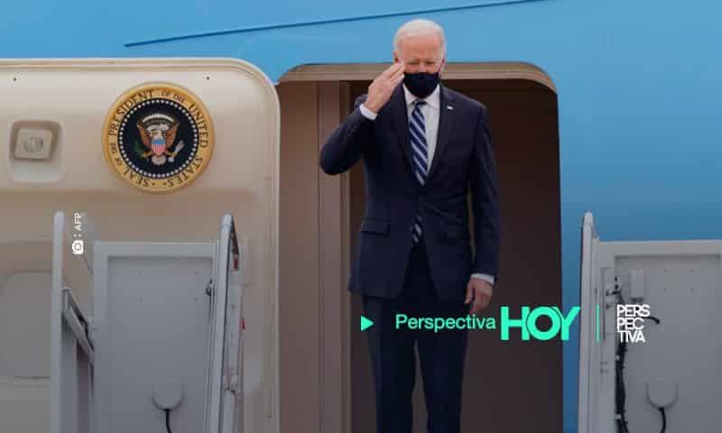 Joe Biden sufre una caída al subirse al avión presidencial