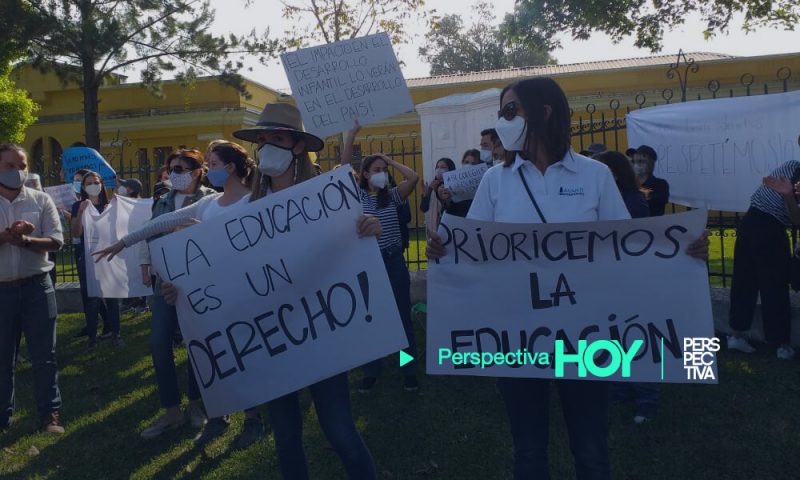 Padres de familia protestan frente al MINEDUC