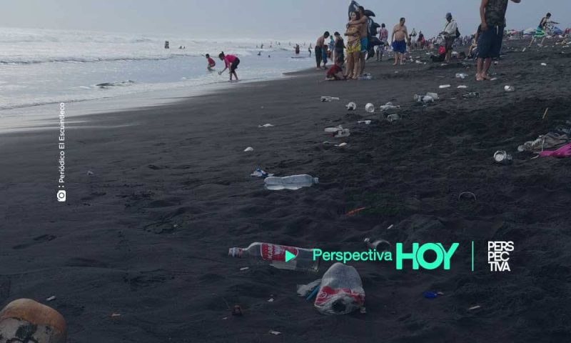 Playa cubierta de basura, tras fuerte afluencia durante el fin de semana