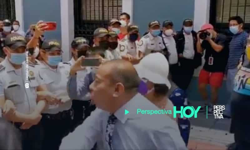 Dávila descontrolado arremete en contra de agentes de la PNC