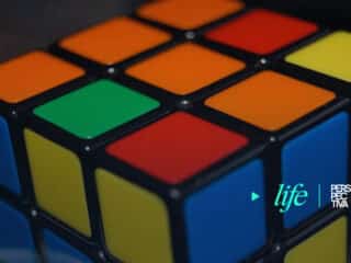 Adolescente crea sorprendentes animaciones en stop-motion con cubos de Rubik (1)