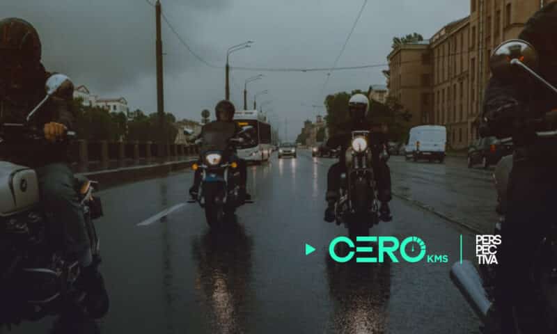 Conducir moto bajo la lluvia