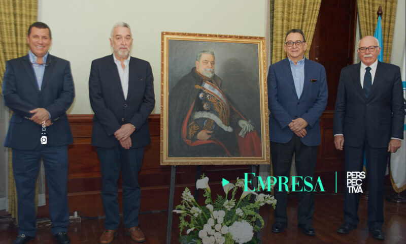 Banco Industrial recibe retrato al óleo del doctor Juan José Ortega Carrascal