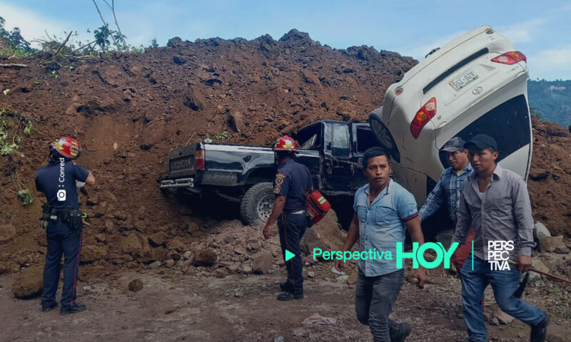 Derrumbe en Tajumulco dejó personas y carros soterrados