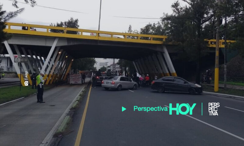 AEU bloquea paso en calzada Aguilar Batres