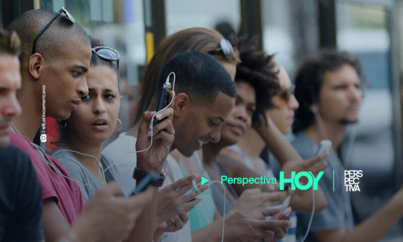 Pokémon Leyendas: Arceus se lanzará el 18 de enero de 2022 ambientado en la región de Hisui Portaltic.-Pokémon Leyendas: Arceus se lanzará el 18 de enero de 2022 ambientado en la región de Hisui MADRID, 18 Ago. 2021 (Portaltic/EP) - La franquicia Pokémon ha anunciado este miércoles las últimas novedades que llegarán a sus videojuegos, incluyendo el lanzamiento de la versión para móviles de Pokémon Unite el 22 de septiembre, de los nuevos Pokémon Diamante Brillante y perla Reluciente, y ha mostrado la región de Hisui en la que se ambientará Pokémon Leyendas: Arceus. En el marco de una emisión Pokémon Presents que ha tenido lugar este miércoles, The Pokémon Company, subsidiaria de Nintendo, ha desvelado novedades sobre Pokémon Leyendas: Arceus, la precuela de mundo abierto que se lanzará el próximo año 2022, y se ha concretado que llegará el 28 de enero. El juego se ambienta en un momento en que los humanos y los pokémon aún estaban separados. Ha mostrado parte de su gameplay, en el que los jugadores están rodeados de pokémon salvajes a los que pueden capturar, pero que también atacan al jugador y pueden debilitarlo. Los pokémon están divididos en varios tipos, como fuerte o ágil, con diferentes características de combate y reacciones cuando ven a un humano. La aventura se ubica en la región de Hisui, con una rica variedad de ecosistemas y que en el futuro se convierte en la región de Sinnoh. Wyrdeer y Basculegion son algunas de las nuevas criaturas de la región, así como versiones nuevas de Braviary y Growlithe. Los personajes, como el profesor Laventon, forman parte del equipo Galaxy, dirigido por el comandante Kamado, que encarga al protagonista que observe a los pokémon. El juego dispone de campamentos en los que fabricar objetos con materiales básicos. Se espera que Pokémon Home tenga soporte para Leyendas: Arceus, al igual que los nuevos remakes Perla Reluciente y Diamante Brillante. POKÉMON DIAMANTE BRILLANTE Y PERLA RELUCIENTE La compañía ha anunciado también novedades sobre los nuevos Pokémon Brilliant Diamond (Diamante Brillante) y Shining Pearl (Perla Reluciente), dos remakes de los videojuegos Diamante y Perla que la compañía prepara para su llegada a Nintendo Switch. El evento Pokémon Presents ha servido para mostrar imágenes del juego, los combates y la narrativa, que tiene como antagonistas al Equipo Galactic, así como a los pokémon legendarios Dialga y Palkia. Estará disponible el 19 de noviembre para Switch. Este juego se ha revitalizado, 15 años después del lanzamiento de los juegos originales. Diamante Brillante y Perla Reluciente se ambientan en la región de Sinnoh, con personajes como el profesor Rowan, el líder de gimnasio tipo roca Roark, y Cynthia. Algunas funciones se han reconstruido para los nuevos juegos, como las actividad subterráneas, los nuevos escondites pokémon (en los que las criaturas cambian según los ajustes), la posibilidad de decorar los efectos cuando los pokémon salen de las pokéball, o los concursos de belleza. Otras novedades llegan a la Sala de Unión, donde los jugadores pueden encontrarse con otros entrenadores, mientras que es posible hacer el viaje acompañado de cualquier pokémon como compañero. Celebrando el lanzamiento, el 5 de noviembre se pondrán a la venta ediciones exclusivas de Switch Lite con Dialga y Palkia. OTROS VIDEOJUEGOS El videojuego de estrategia en línea Pokémon Unite, que enfrenta a los jugadores en combates de cuatro contra cuatro, ya debutó para Nintendo Switch, y ahora ha anunciado su llegada a móviles Android e iOS el 22 de septiembre. Asimismo, el juego de puzzles Pokémon Café ha recibido una nueva versión con el anuncio de Pokémon Café ReMix, que llegará en otoño de este año 2021. Para celebrar el segundo aniversario de Pokémon Masters EX, este miércoles llegan las incursiones Dinamax al título, entre otros nuevos contenidos que llegarán al título para móviles. Pokémon GO, por su parte, recibirá nuevas criaturas procedentes de los videojuegos Pokémon Espada y Escudo, incluyendo a los legendarios de esta generación.