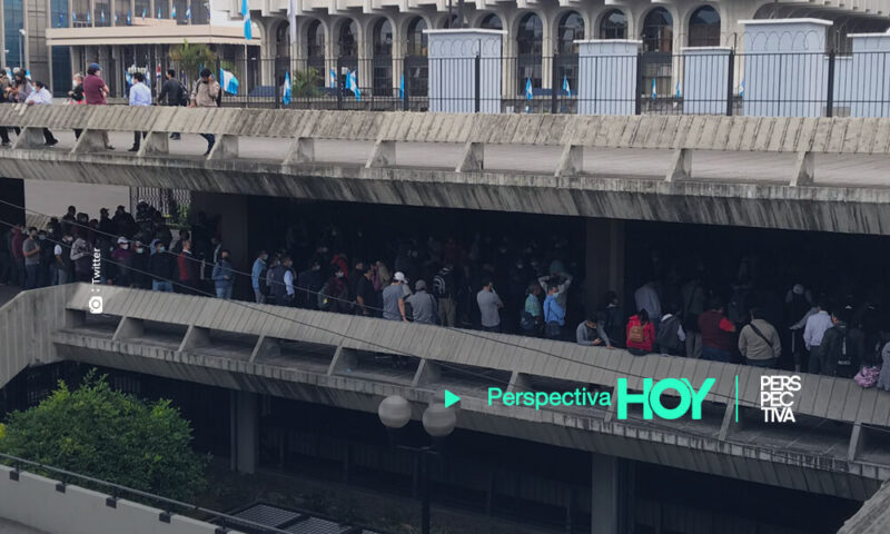 Bicentenario: Cientos de guatemaltecos hacen fila para obtener billete conmemorativo de la Independencia