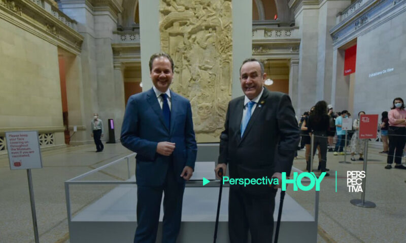 Giammattei se fotografía con estela de Guatemala en el MET