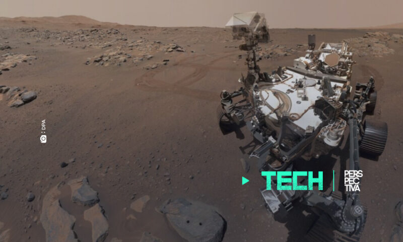 Perseverance envía un 'selfie' doble junto a su primer 'trofeo'