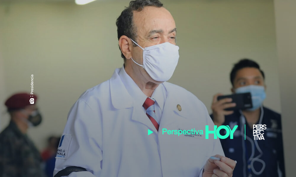 Giammattei completa inmunización, pesé a promesa de ser “el último en vacunarse”