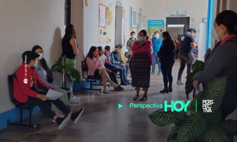 Decenas de personas esperan vacunar a sus hijos en Quiché