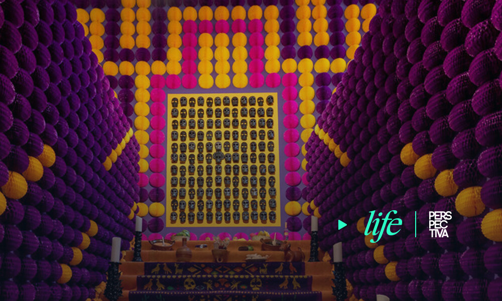 Un altar con más de 35.000 flores para honrar a los muertos en la Casa de México en Madrid