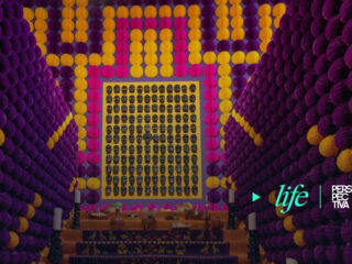 Un altar con más de 35.000 flores para honrar a los muertos en la Casa de México (1)