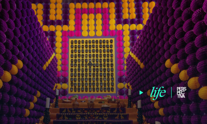 Un altar con más de 35.000 flores para honrar a los muertos en la Casa de México en Madrid