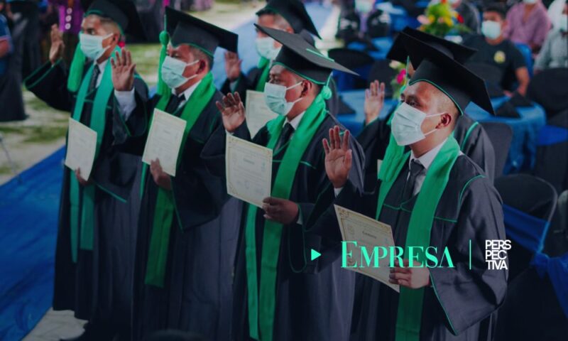 Se gradúa la primera Promoción de Perito en Desarrollo Comunitario del Instituto Nacional de Educación Diversificada en Sacrab