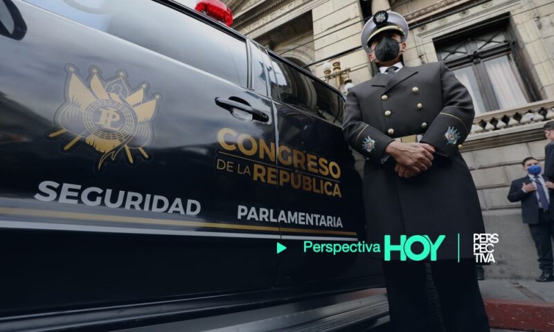 Allan Rodríguez entrega patrullas a guardia parlamentaria