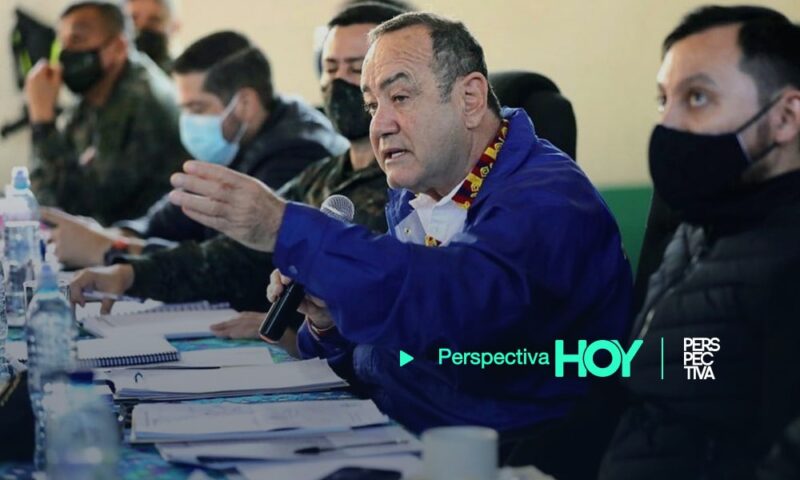 MP cambia rumbo en caso Comisiones Paralelas y va contra Aifán Por Jeanelly Vásquez - 13 enero, 2022 La jueza de Mayor Riesgo “D” Erika Aifán ahora enfrenta un nuevo proceso de antejuicio. Foto La Hora La Fiscalía Especial contra la Impunidad (FECI) del Ministerio Público solicitó el retiro de antejuicio de la jueza de Mayor Riesgo “D” Erika Aifán, al argumentar que la togada supuestamente abusó de su cargo e incumplió sus deberes al atribuirse los hechos de investigación en el caso Comisiones Paralelas 2020. Con esta acción el Ministerio Público (MP), dirigido por la Fiscal General María Consuelo Porras cambia el rumbo en el caso Comisiones Paralelas al emprender acciones contra la jueza contralora en vez de actuar contra los acusados en el proceso judicial. MP SOLICITA RETIRAR LA INMUNIDAD DE AIFÁN Según el comunicado del MP supuestamente “existen indicios” que sugieren que la jueza Erika Lorena Aifán Dávila, en sus funciones como jueza de Primera Instancia Penal de Narcoactividad y Delitos contra el Ambiente con Competencia para conocer Procesos de Mayor Riesgo D, abusó de su cargo en perjuicio de la administración de la justicia. Este supuesto abuso del cargo e incumplimiento de deberes, en donde el MP asegura que cometió las infracciones “al arrogarse la competencia sobre los hechos de la investigación en dicho proceso ‘Comisiones Paralelas 2020’, toda vez que la Cámara Penal de la Corte Suprema de Justicia determinó que no existe solicitud de competencia ampliada para el expediente en mención”. Puede leer | HRW: Eventos de 2021 reflejan panorama poco favorable para Guatemala en el 2022 Añade que en una labor “objetiva, imparcial e independiente” el MP presentó la solicitud de retiro de inmunidad ante el órgano jurisdiccional competente, quien deberá determinar dar con lugar o no la formación de causa, en cuanto a la posible comisión de un acto constitutivo de delito e iniciar así la investigación respectiva contra la togada. CÁMARA PENAL CONFIRMÓ A AIFÁN EN EL PROCESO En enero del 2021, la Cámara Penal de la Corte Suprema de Justicia (CSJ) confirmó a la jueza de Mayor Riesgo “D”, Erika Aifán, como encargada del caso Comisiones Paralelas 2020, al rechazar la duda de competencia planteada por el exjuez y prófugo de la justicia Mynor Moto. En ese momento, Moto envió una consulta a la Cámara Penal de la CSJ para que se determinara si Erika Aifán era la jueza competente para conocer el expediente o si debía ser trasladado al Juzgado Tercero Penal, el cual en ese momento aún se encontraba bajo su cargo. A pesar de que la FECI había presentado una solicitud de antejuicio en su contra, por la vinculación en este mismo caso, el juzgador declaró la “duda de competencia” respecto a quien debía tener a su cargo el proceso, debido a un recurso de discrepancia planteado por Dennis Billy Herrera Arita, quien también es señalado en el expediente. Puede leer | Caso filtraciones: Aifán rechaza recursos de fiscal Reynoso OTRO INTENTO POR SEPARAR A AIFÁN DEL CASO En noviembre de 2021 la Corte Suprema de Justicia (CSJ) buscó separar a la jueza Aifán del caso Comisiones Paralelas 2020 debido a un “conflicto de competencia” con el expediente. En este caso la FECI denunció que varios funcionarios judiciales, diputados, comisionados de postuladoras y particulares tuvieron contacto con el exsecretario de la presidencia, Gustavo Alejos, para manipular los listados que serían enviados al Congreso para la elección de magistrados a la CSJ y Salas de Apelaciones. El antejuicio fue presentado por la FECI, dirigida ahora por Rafael Curruchiche. Foto: La Hora. Un documento al que tuvo acceso La Hora consigna que los magistrados de la CSJ solicitaron a la Cámara de Amparo y Antejuicio información sobre las solicitudes de antejuicio planteadas por la FECI en contra de los integrantes de las cortes vinculadas. Asimismo, la Corte pidió información de los requerimientos de retiro de inmunidad a la jueza Aifán por Dennis Billy Herrera Arita, Douglas Herrera Arita, Juan Salvador Soto Hernández y Francisco García Gudiel. Ahora, los magistrados de la CSJ analizarían la acción legal para dilucidar si la juzgadora tiene competencia para seguir conociendo la pesquisa.