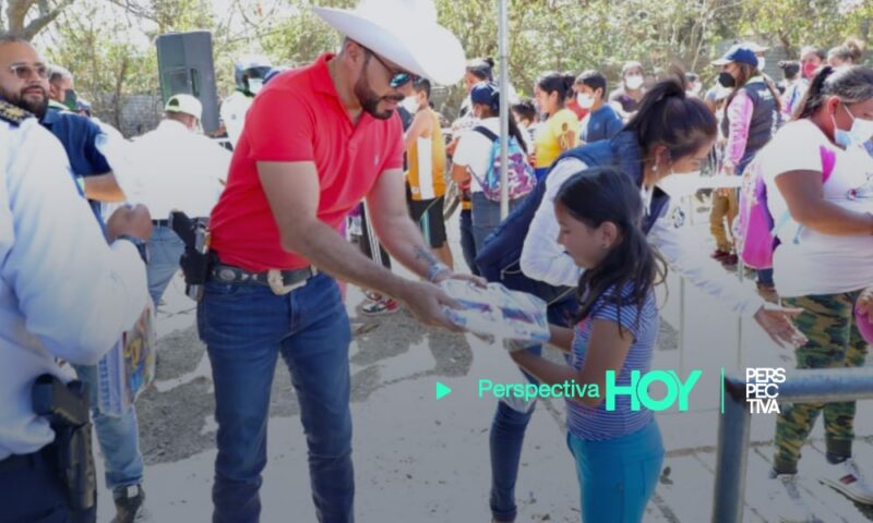 Críticas contra Neto Bran por entregar útiles escolares con “arma descubierta”