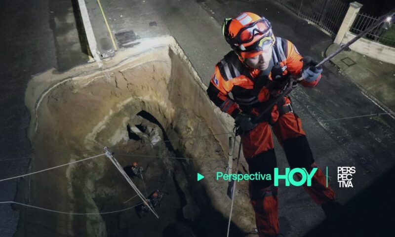 Localizan vehículo que cayó en hundimiento de Villa Nueva