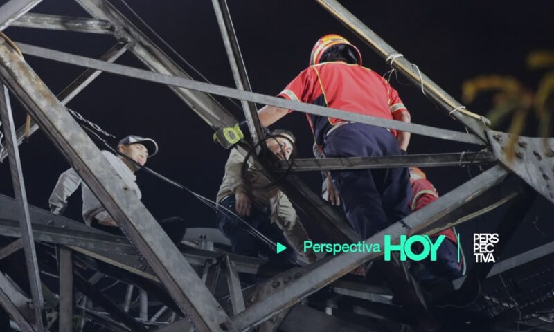 Bomberos rescatan a personas que quedaron atrapados en Torre del Reformador
