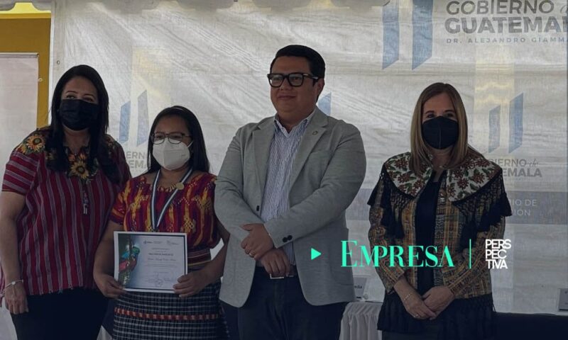 Alumna del Centro Educativo Estuardo Novella Camacho fue galardonada por el Mineduc