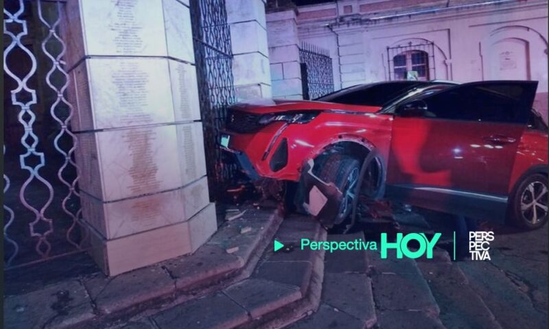Carro se estrella contra atrio de la Catedral Metropolitana