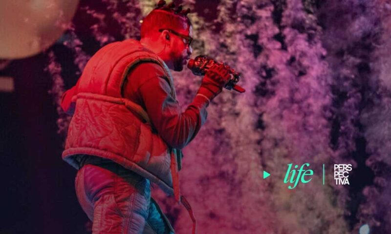Bad Bunny se resbala en el escenario