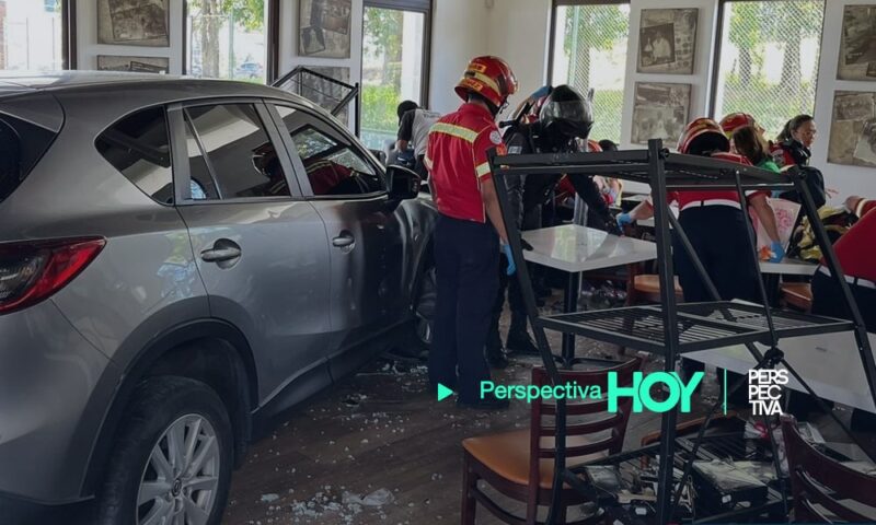 Auto termina en el interior de restaurante