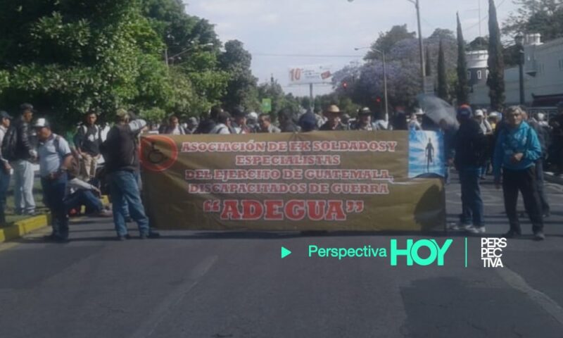 Veteranos militares realizan bloqueo en la Avenida Reforma