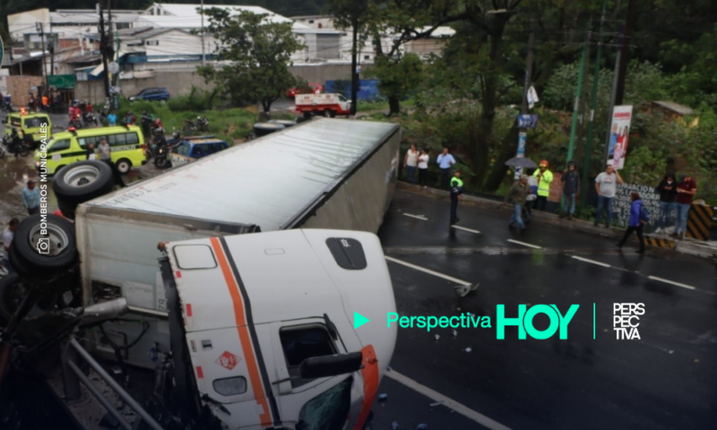 Tráiler volcado en la cuesta de Villalobos provoca fuerte carga vehicular