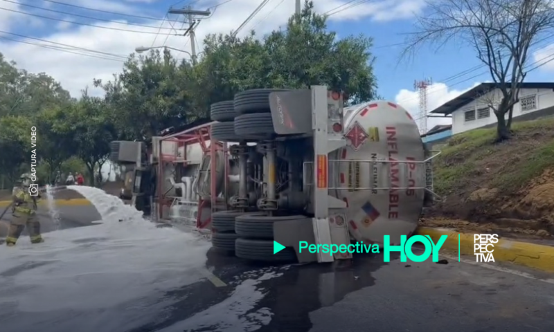Pipa cargada con combustible vuelca en salida en El Naranjo hacia el Periférico