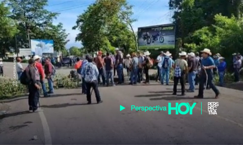 Militares veteranos bloquean más de 20 puntos en todo el país