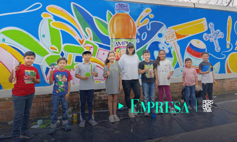 Niños pintan junto a la artista  Valeria Avilés en el nuevo mural de Tampico
