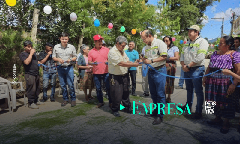 Cementos Progreso y comunidad inauguran carretera pavimentada 