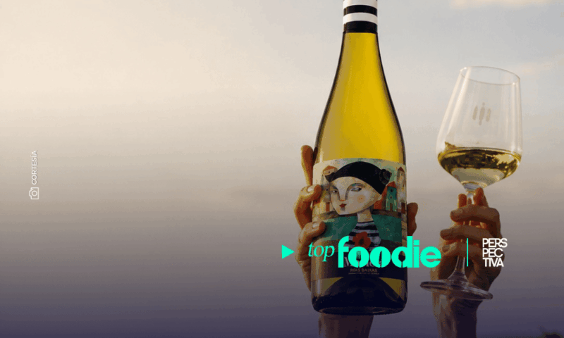 Copa de vino Albariño de Rías Baixas, célebre por su frescura, origen atlántico y versatilidad gastronómica.