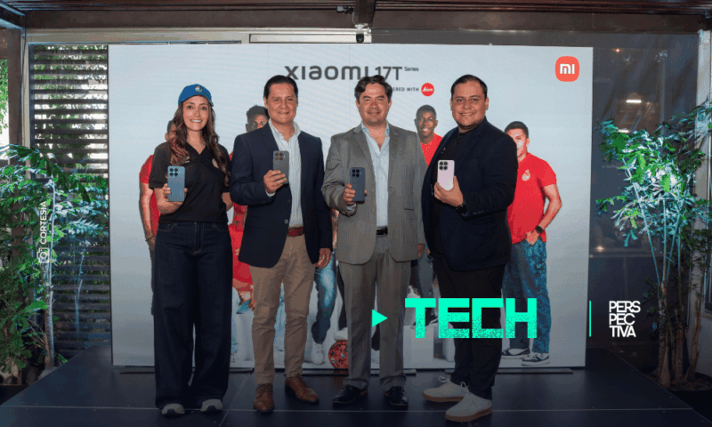 Shanti Recinos, representante de Xiaomi, y Pedro Arriaza, Director de Mercadeo de CSD Municipal, durante el anuncio de la alianza estratégica.