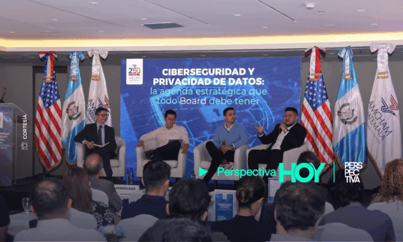 Waleska Sterkel, Directora Ejecutiva de AmCham Guatemala, junto a los panelistas del foro sobre ciberseguridad y privacidad de datos.